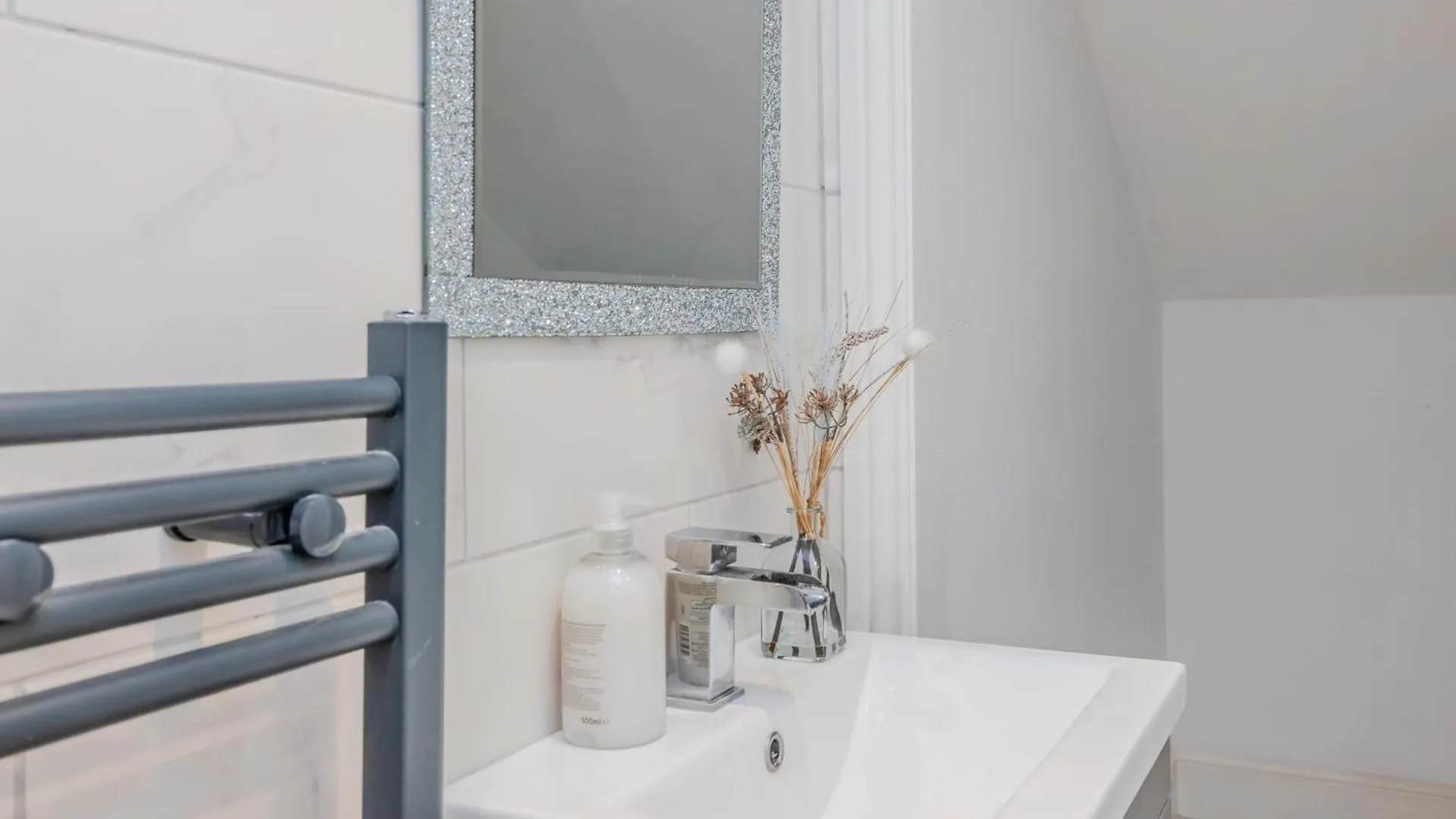 Free Parking Sea View Brighton Beach Two Bedroom Apartment